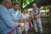 Fotografie ze slavnostního otevření  „Stezky poznatků a zdraví na Drogomyské cestě” dne 29.7.2021 